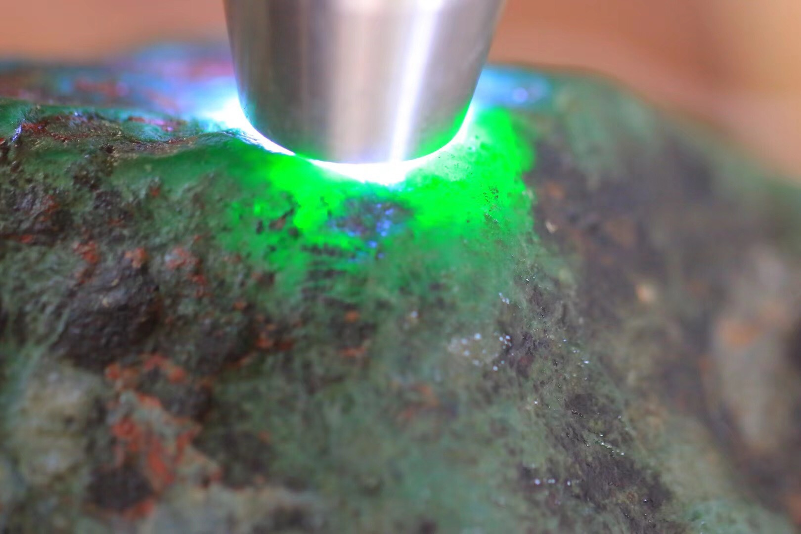 什么样的翡翠原石色料具备赌的条件？  第1张