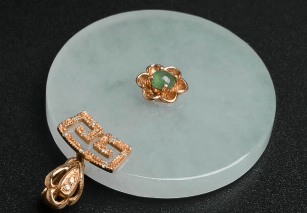 翡翠金镶玉戒指翡翠平安扣的寓意和象征是什么？原来它的讲究这么多！   第2张