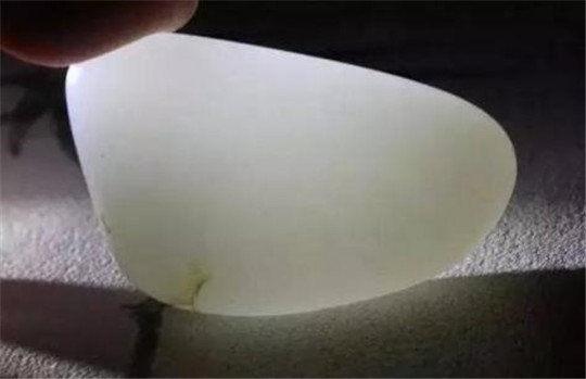 用手电筒看玉石，这是什么招式？  第9张