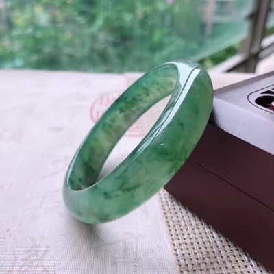 翡翠菠菜绿价格行情市场上的翡翠手镯价格参差不齐，怎么挑选才不会上当受骗？   第2张