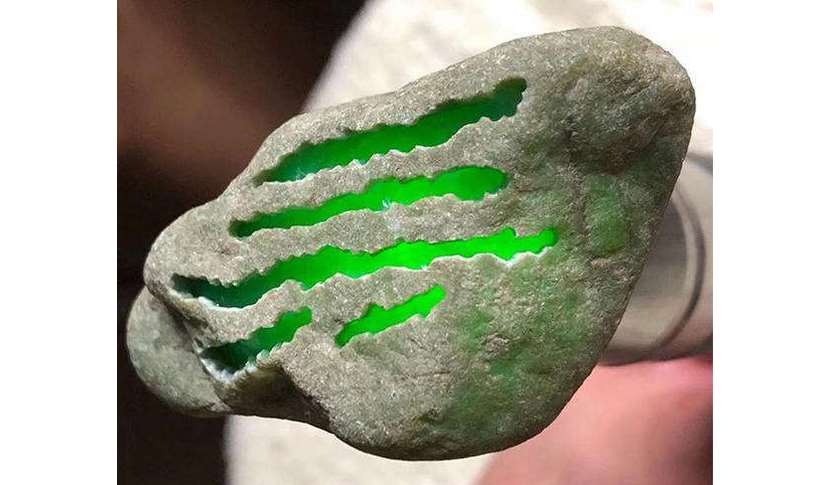 紫色飘花翡翠手镯翡翠原石价格高不高？我是上班族可以买个多大的？   第1张