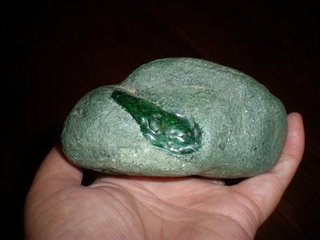 翡翠手镯如何养翡翠赌石毛料的特点 在哪才能找到翡翠赌石毛料   第2张