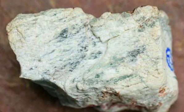 翡翠项链辨别真假美女果断花5万买的翡翠原石，谁知这一开窗，事情大条了  第1张