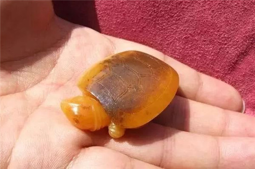 和田玉黄沁籽料越来越火了  第1张