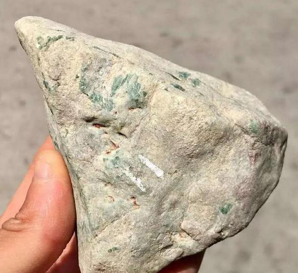 翡翠原石皮壳翻砂图解小伙小千价买的全身冒绿的翡翠原石，几经雕刻，多少钱都不卖  第1张