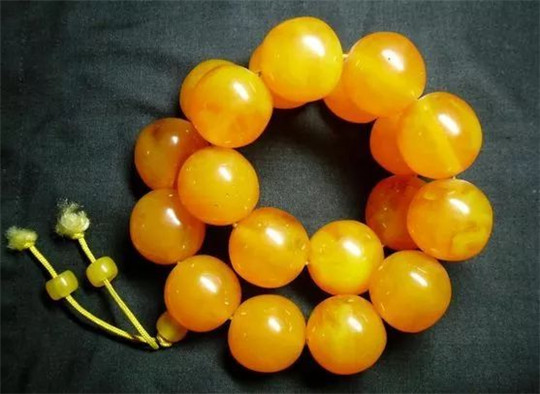 云南翡翠手镯交易市场好蜜蜡要达到哪几点？  第2张