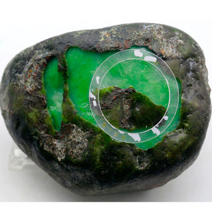 翡翠手镯如何养翡翠赌石毛料的特点 在哪才能找到翡翠赌石毛料   第1张