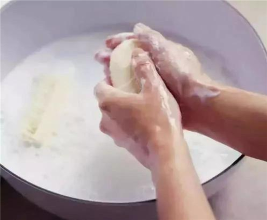 戴了几年的珠宝色泽暗淡无光，戴上去一点都不时尚，真想拿去洗洗！  第7张