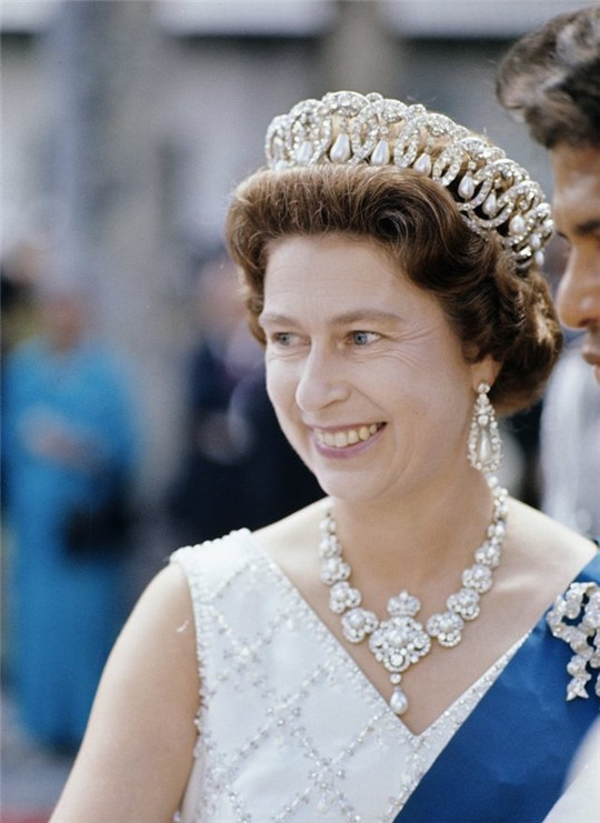 一起看看英国皇室的女人佩戴的蓝宝石  第3张