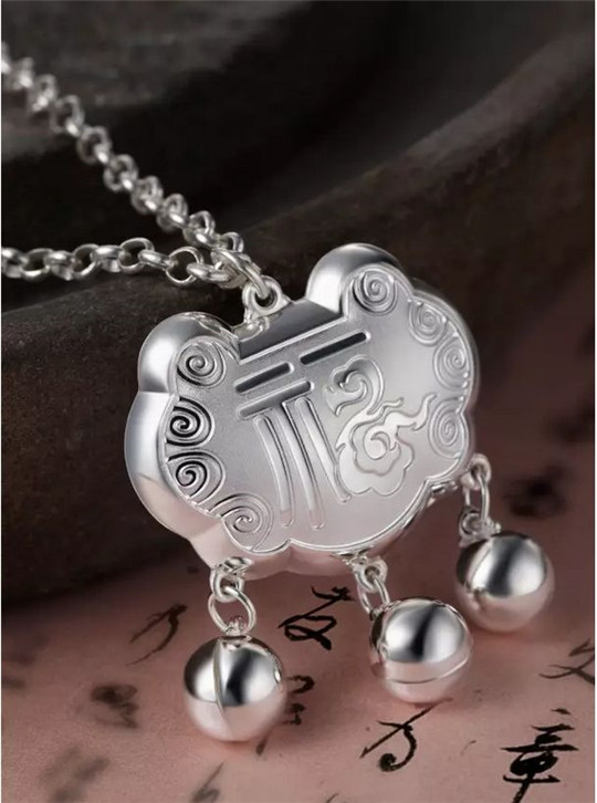 翡翠吊坠中等大小的照金压惊，银辟邪，玉石·······你的首饰有什么功效呢？  第2张