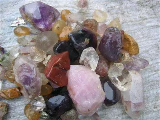 翡翠冰种紫色手镯世界各地的水晶产地你知道多少？  第2张