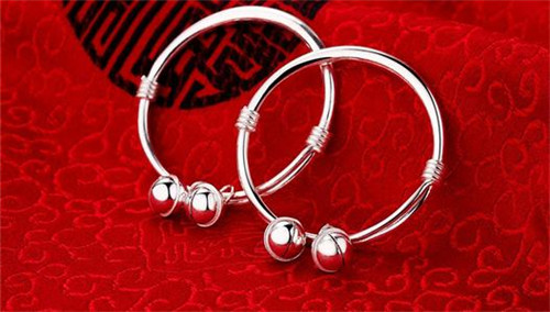 翡翠方牌子银首饰中999银和925银，哪一个更适合佩戴？  第3张