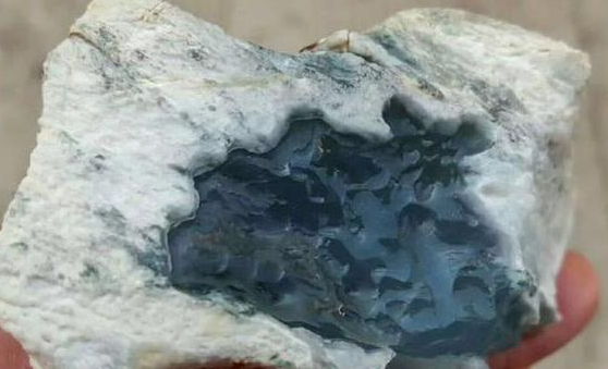 翡翠项链辨别真假美女果断花5万买的翡翠原石，谁知这一开窗，事情大条了  第3张