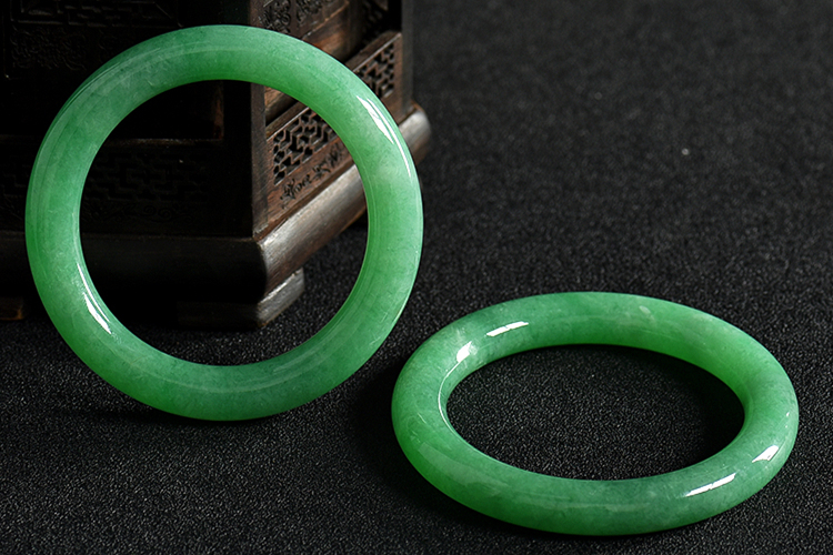 缅甸曼德勒翡翠价格怎么鉴定翡翠的真伪？都有哪些办法可以鉴定翡翠？   第2张