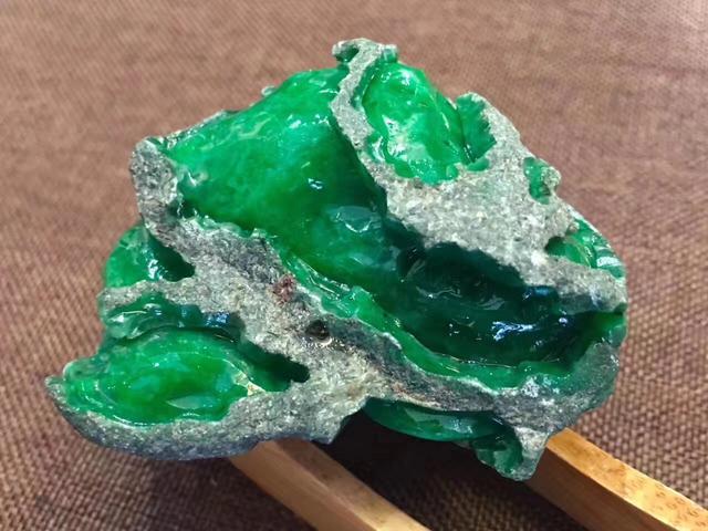 什么样的翡翠原石色料具备赌的条件？  第4张