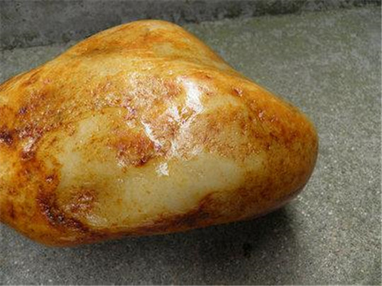 和田玉山料原石价格会更便宜？了解后再下结论  第2张