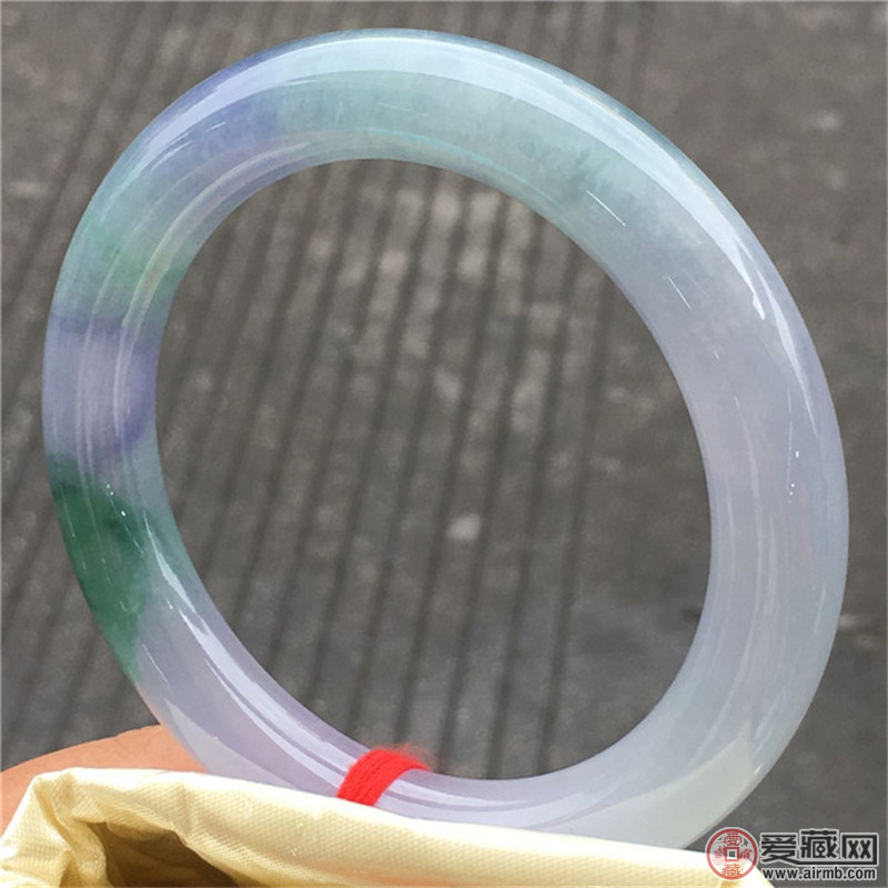 是玉好还是翡翠好怎么鉴别春带彩的镯子？以下几招可以帮到你 