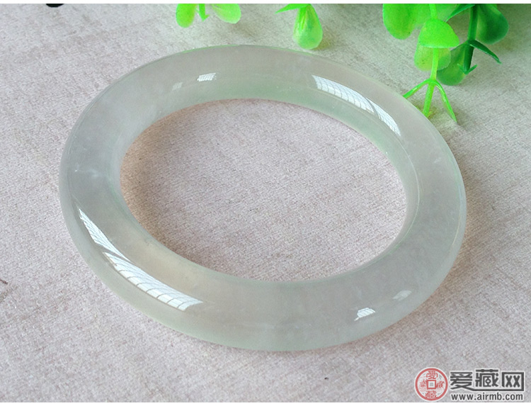 冰糯种翡翠项链如何搭配 