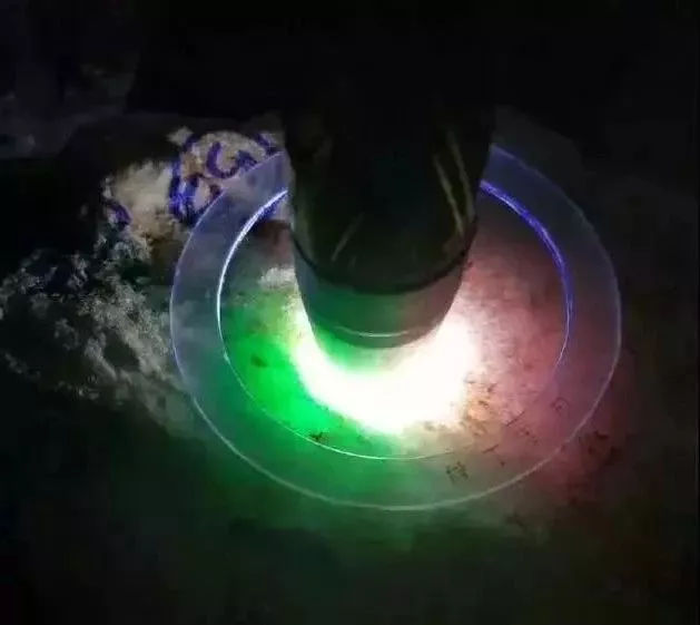 翡翠原石黑色石头天然奇石妙趣|熊猫宝宝、桃花运、高跟鞋子、花蝴蝶……藏在翡翠翡翠原石里的意外惊喜   第2张