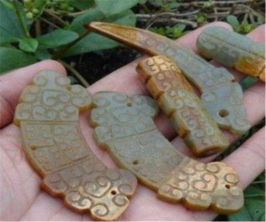 男子不经意捡到玉石,鉴定后没想到 第1张