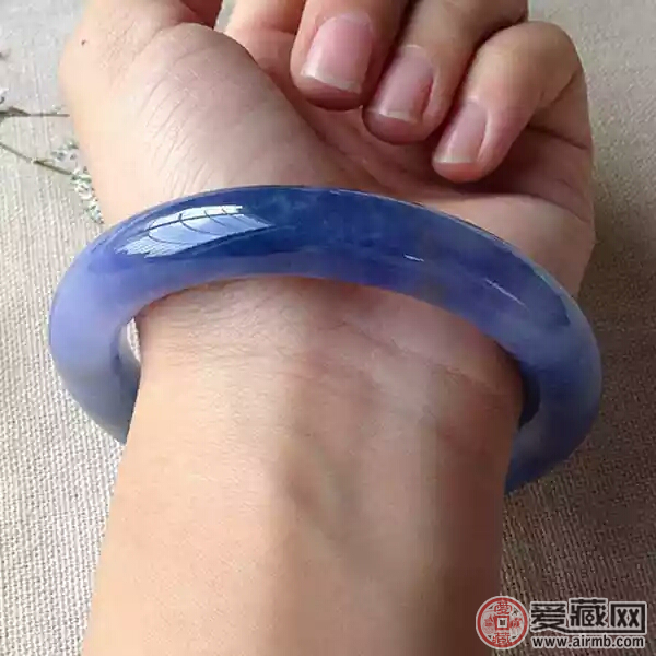 翡翠的吊坠一般多少钱什么是真翡翠呢？ 