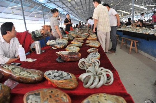 翡翠手镯铁锈线玉石的价格到底是怎么定的？  第2张