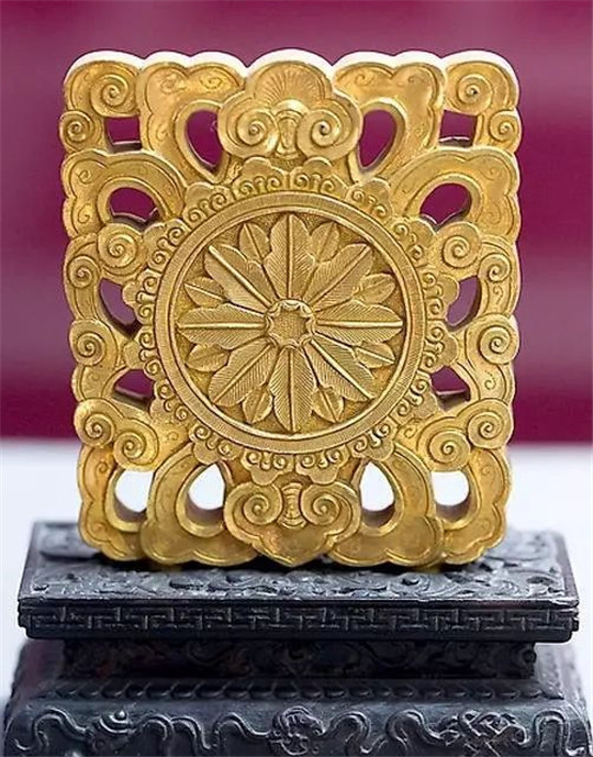 翡翠吊坠中等大小的照金压惊，银辟邪，玉石·······你的首饰有什么功效呢？  第1张