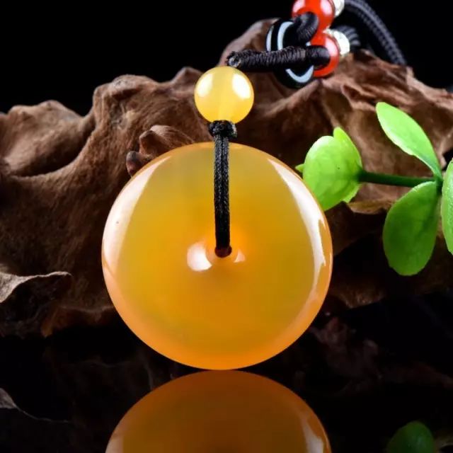 鉴定翡翠的灯叫什么一字之差，黄龙玉却天差地别，什么情况？  第4张