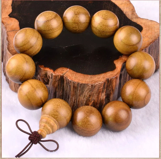 翡翠吊坠中等大小的照金压惊，银辟邪，玉石·······你的首饰有什么功效呢？  第4张