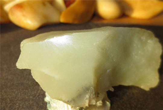 和田玉山料原石价格会更便宜？了解后再下结论  第3张