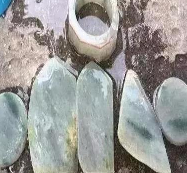 假翡翠原石特征翡翠原石如何解料才能利益最大化？  第4张