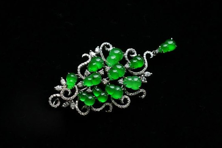 翡翠胸针怎么佩戴 翡翠胸针如何搭配的更好看 