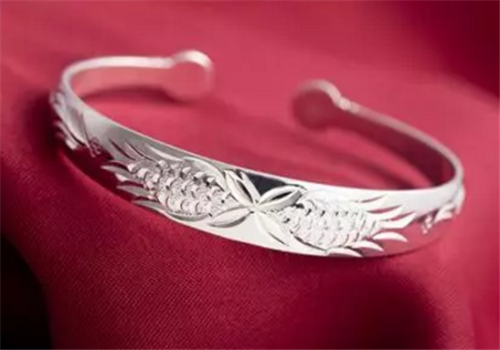 翡翠方牌子银首饰中999银和925银，哪一个更适合佩戴？  第1张