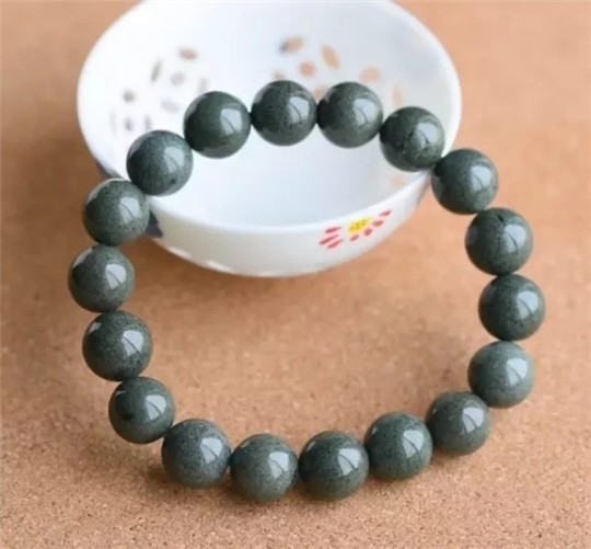 玉器和翡翠鉴别方法绿幽灵有哪几种？什么样的绿幽灵最好？  第5张