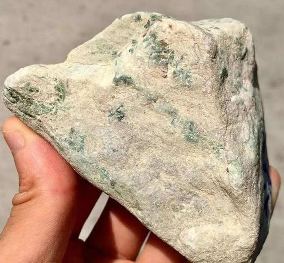 翡翠原石皮壳翻砂图解小伙小千价买的全身冒绿的翡翠原石，几经雕刻，多少钱都不卖  第2张