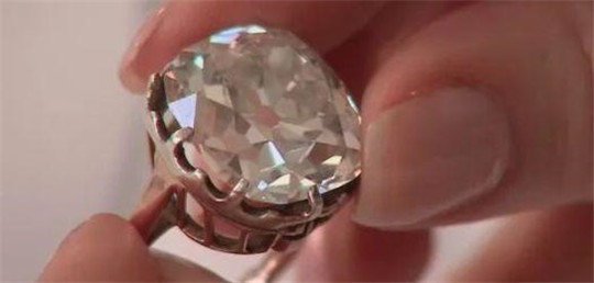 紫色翡翠戒指好看吗买钻戒要选四爪好还是六爪好？  第4张