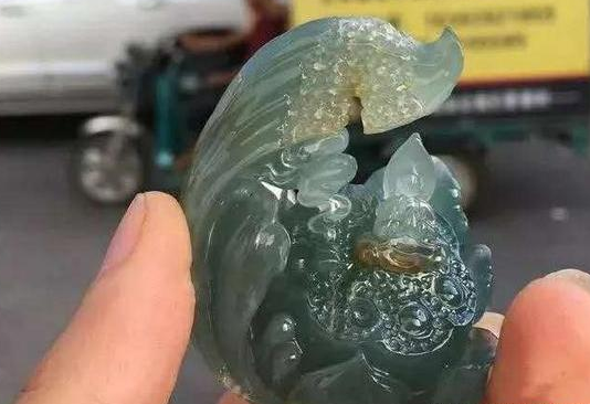 云南翡翠公盘旁观者大言不惭，说朋友入手的翡翠原石是废料，结果却遭疯狂打脸  第5张