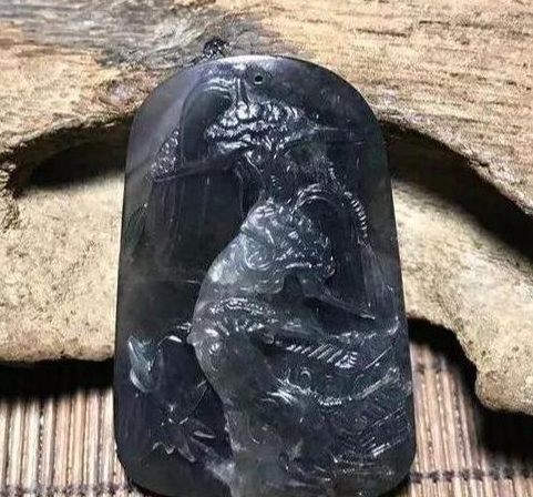 翡翠豆绿手镯本以为是块煤炭险些丢掉，没想到是王者，几经雕琢富到流油  第4张