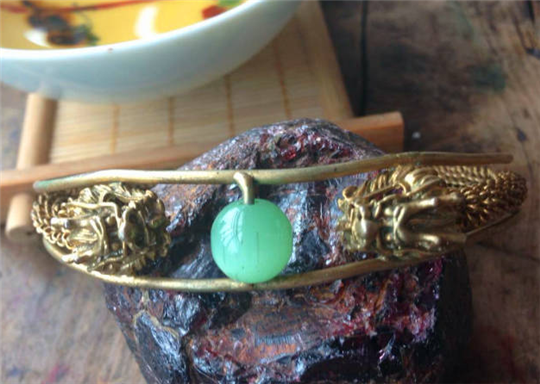 豆绿无水翡翠手镯猫眼石也能走复古风！  第3张