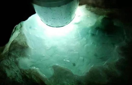 翡翠项链辨别真假美女果断花5万买的翡翠原石，谁知这一开窗，事情大条了  第5张