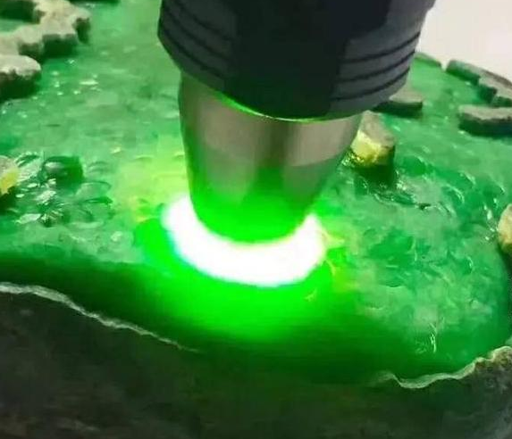 众里寻石千百度，蓦然回首，那原石却在地摊角落处，切开要拍卖？  第3张