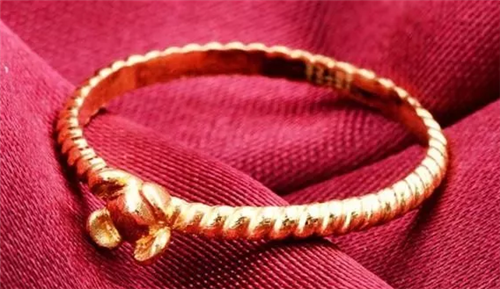 翡翠论文50岁女人别总乱戴，买错款式影响气质  第1张