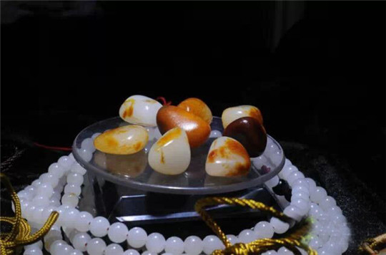 翡翠挂件钻了两个孔人和玉石互相养护的三大秘密！  第7张