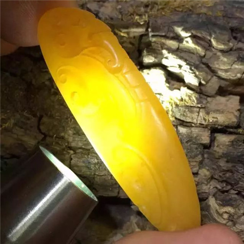 黑色翡翠手镯好么如何从和田玉颜色判断其收藏价值？  第5张