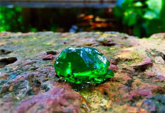 翠榴石价格为什么是石榴石家族中最贵的？  第2张