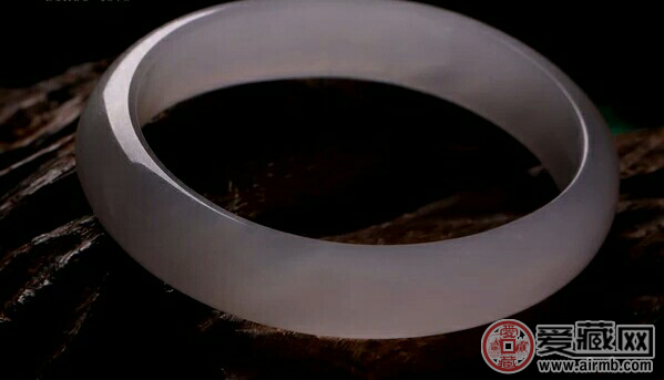 翡翠豆角挂件图片【玉手镯选购】怎么挑选玉手镯？有哪些选购注意事项   第2张