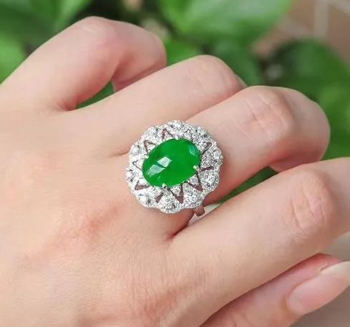 翡翠和玉的差别都说翡翠以绿为贵，绿色翡翠就一定贵吗？  第1张