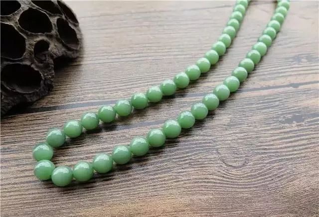 1万左右的豆绿翡翠手镯图片俄罗斯碧玉为何如此受欢迎？  第4张