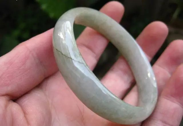 都说翡翠升值空间大，为啥你买的翡翠手镯一直在掉价！  第9张