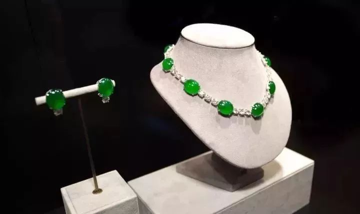 素身翡翠和雕花翡翠到底哪种更贵更好？  第12张